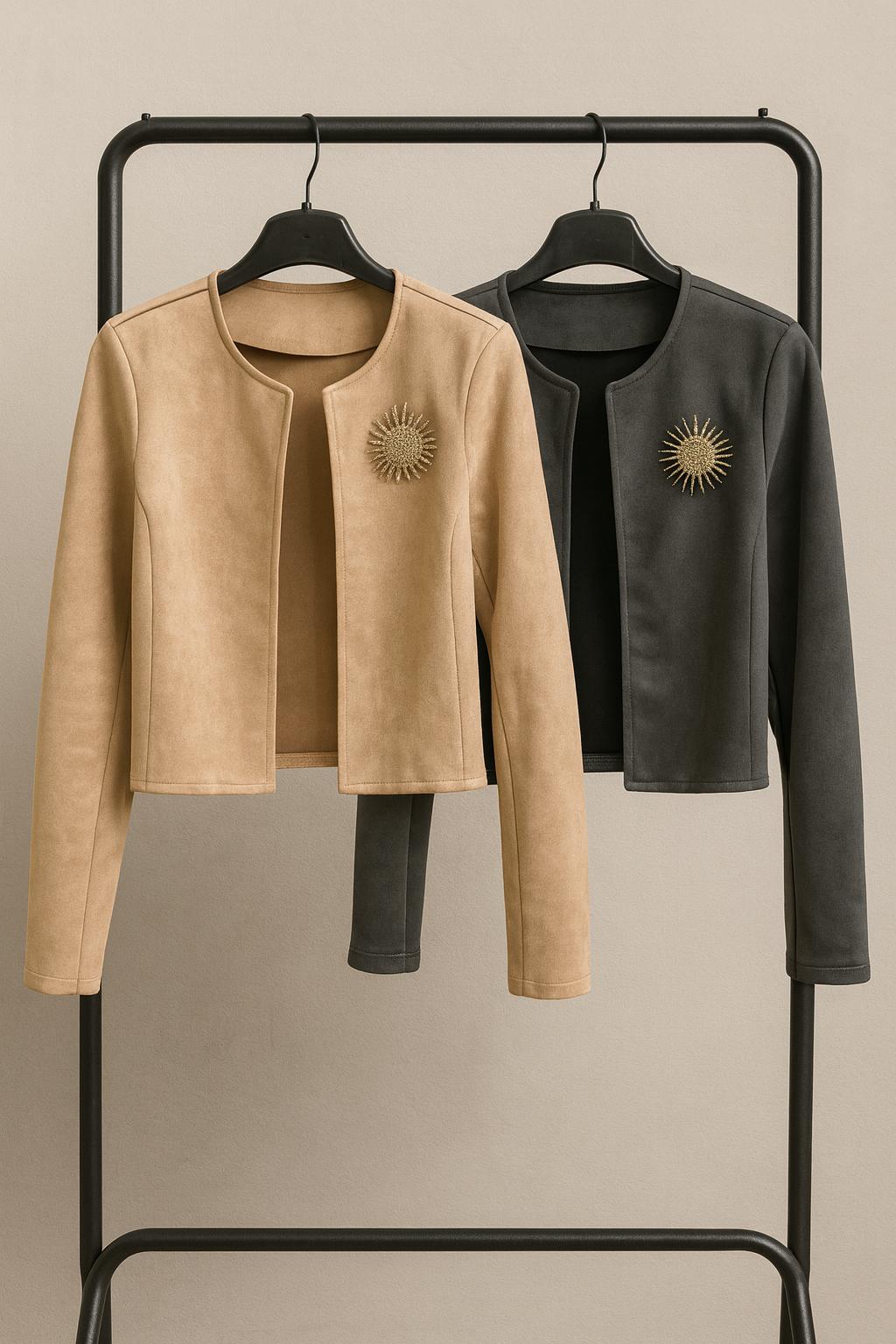 Giacca Elegante in Suédine – Modello Corto con Spilla Decorativa